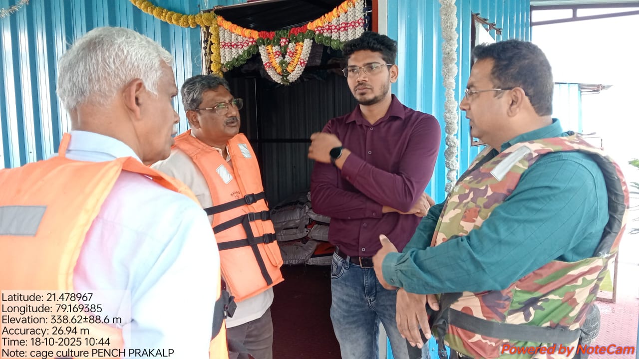 Visit of Hon’ble Dr. Niteen Patil, Vice Chancellor, MAFSU, Nagpur to Cage fish culture units at Pench Reservoir  on 18102025 (13).jpg